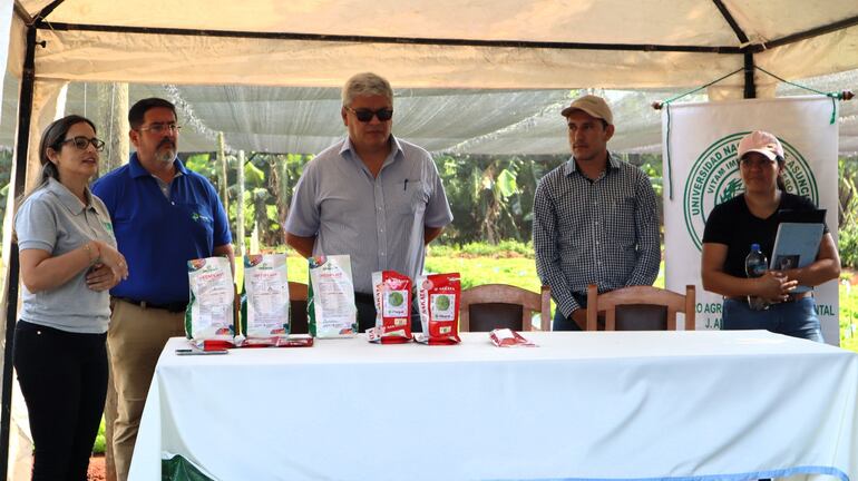 La ingeniera Romina Burgos (FCA-UNA), ingeniero Rodney Filipinni, ingeniero Cirilo Ledesma, y el ingeniero Richard Silguero, de la Gobernación de Central y la ingniera Laura Silva, durante la jornada de capacitación.