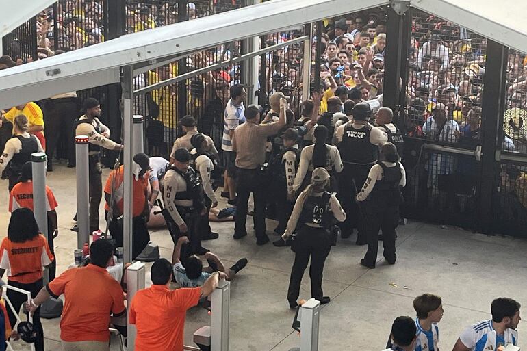 La policía cerró las puertas del Hard Rock Stadium por el desborde de los hinchas en la previa de la final de la Copa América 2024. 
