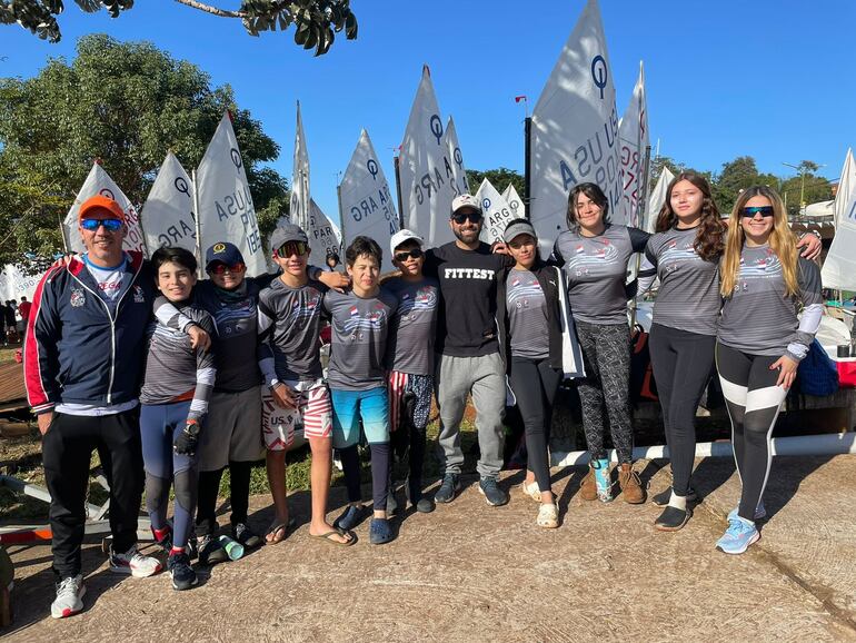 Participantes del CNR El Mbiguá en la regata clasificatoria, en Posadas.