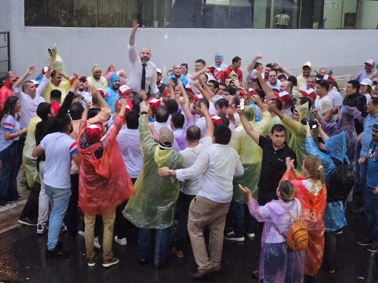 El Abog. Enrique Berni, en medio de la lluvia, festeja su elección como miembro del Consejo de la Magistratura, en la Justicia Electoral.