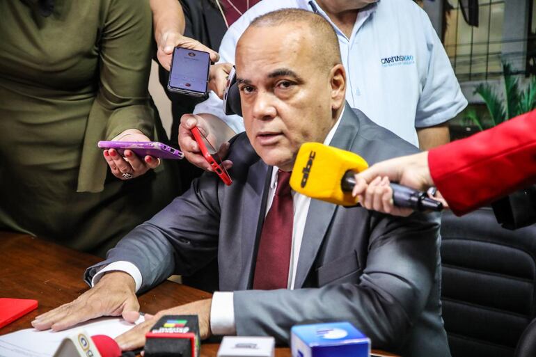 Basilio "Bachi" Núñez, futuro presidente del Congreso Nacional, renunció hoy al liderazgo de la bancada de Honor Colorado en el Senado.