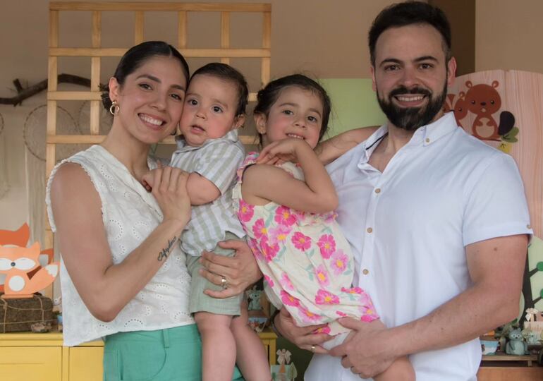 Silvia Romero y David Mussi con el cumpleañero Amín y su hermanita Zaira.