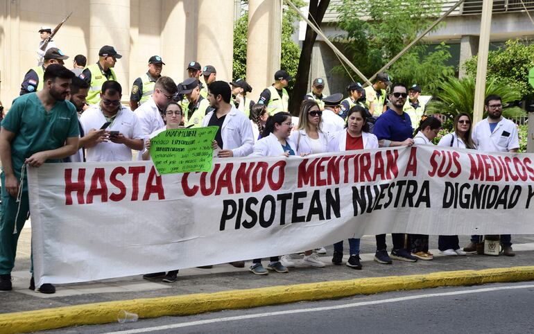 El informe del Ministerio de Economía dice que el incremento en el gasto social se dio principalmente en la función de salud, atribuido a la modificación del anexo del personal del Ministerio de Salud Pública.