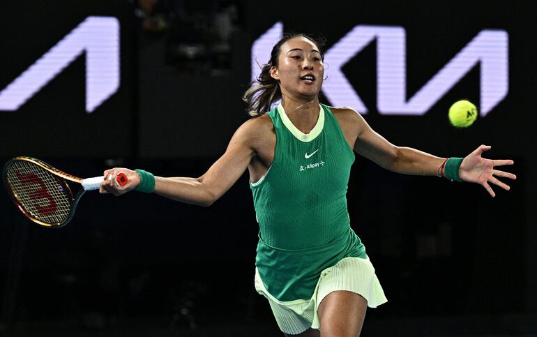 La china Qinwen Zheng en un partido de las semifinales del Abierto de Australia 2024.