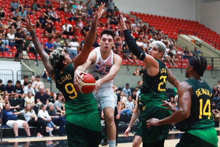 Fabrizio Ruiz se mete entre los brasileños, en el juego que perdió anoche el combinado guaraní.