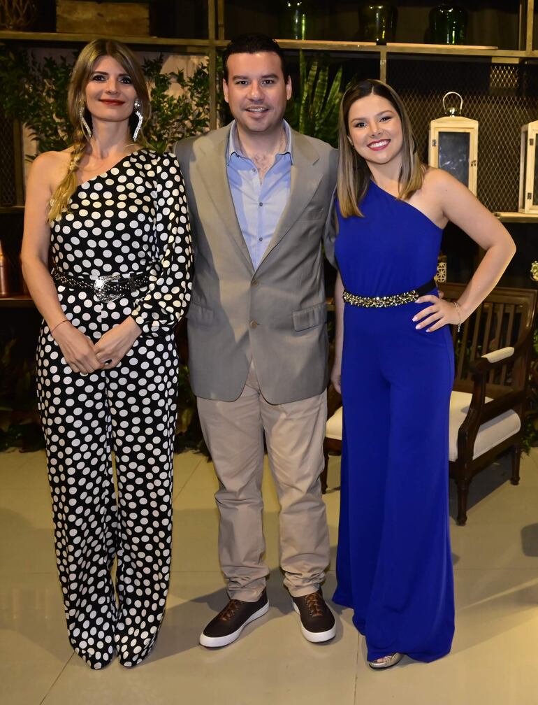 Paola Blasioto, Juan Carmelo Abuawad y Belén Fretes.