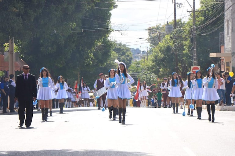 Estudiantes de diferentes instituciones educativas de Villa Elisa desfilaron por los 86 años de distritación.