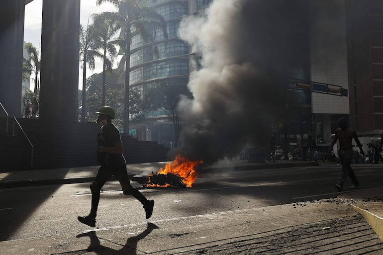 Cientos de motoristas protestaron el lunes en Caracas luego de que el Consejo Nacional Electoral (CNE) proclamara a Nicolás Maduro como presidente reelecto de Venezuela, tras los comicios celebrados este 28 de julio.