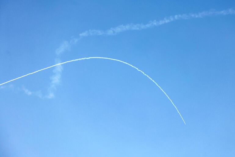 Un cohete disparado desde Líbano es interceptado por los sistemas de defensa antiaérea de Israel.