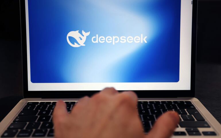 El logotipo de DeepSeek en la pantalla de una laptop.