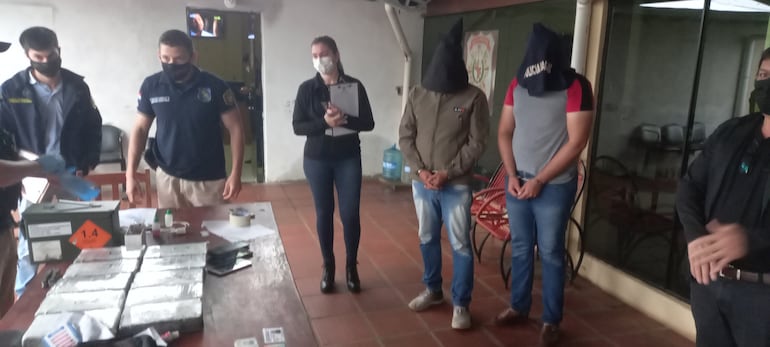 Los Sgto A. de Cab., José Roberto Valdez Giménez (36), y el Sargento 1º, Juan Carlos Sosa Acuña (26), quienes cargaban con 10.8 kilos de cocaína de alta pureza.