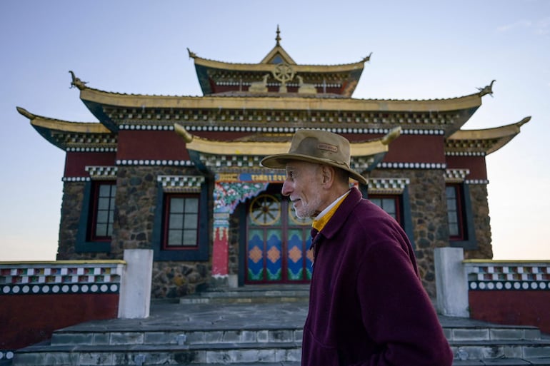 El instructor budista Pema Gompo se encuentra frente al templo budista 'Chagdud Gonpa Sengue Dzong' en la aldea de Aguas Blancas, departamento de Lavalleja, Uruguay.