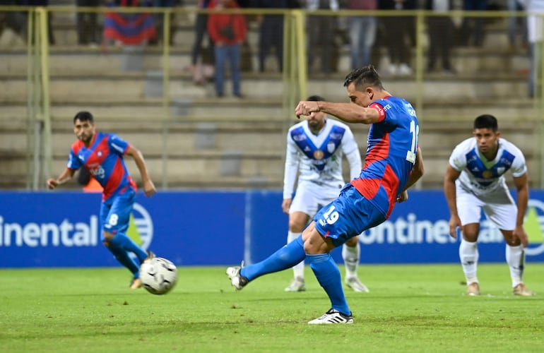 El argentino Diego Churín, futbolista de Cerro Porteño, ejecuta un penal en el partido contra Sportivo Ameliano por el torneo Clausura 2023 del fútbol paraguayo en el estadio Villa Alegre, en Encarnación.