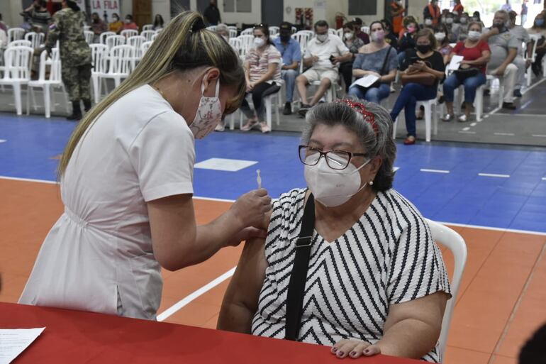 La jornada de vacunación en la sede de la Secretaría Nacional de Deportes, en Asunción, se desarrolló con normalidad, pero con lentitud, a diferencia de otros sitios como el club Fomento de barrio Obrero, en donde hubo faltantes de dosis.