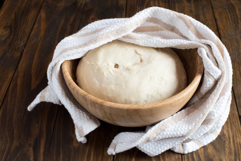 Durante el reposo de la masa de agua y harina, después del amasado, las enzimas se continúan nutriendo y formando gas carbónico. Este gas forma burbujas en el interior de la masa y la hace subir.