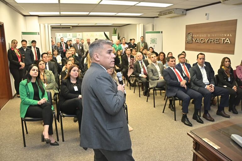 El asesor jurídico de Yacyretá, Eduardo González, durante su presentación de informe realizada hoy.