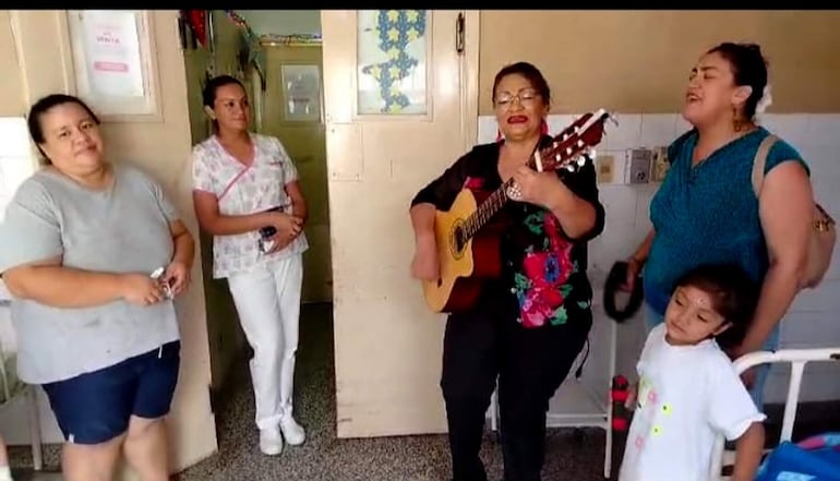 La cantante Tina Grance y su hija Luna llevaron una serenata al hospital de Ñemby.