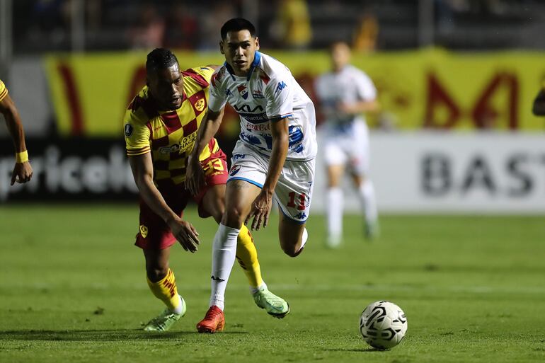 Luis Cangá (i) de Aucas disputa el balón con Gustavo Caballero de Nacional hoy, en un partido de la primera fase de la Copa Libertadores en el estadio Cooprogreso en Quito (Ecuador).