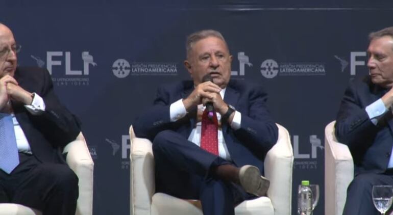 El expresidente argentino Eduardo Duhalde, durante el Foro Latinoamericano de las Ideas, en Paraguay.