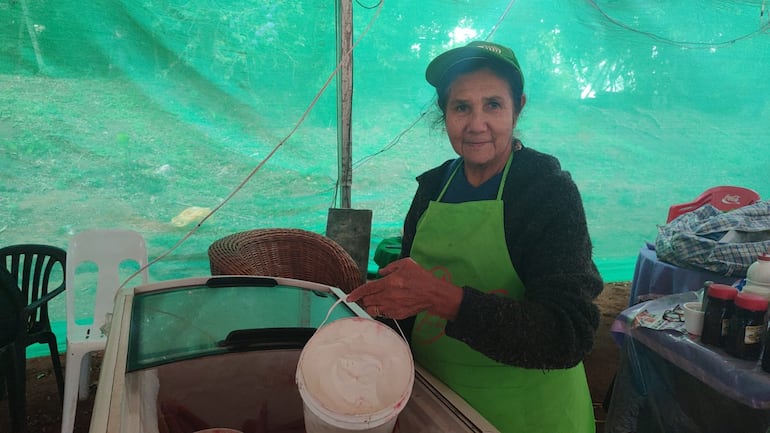 Hilda López elabora deliciosos helados artesanales y los vende en la feria.