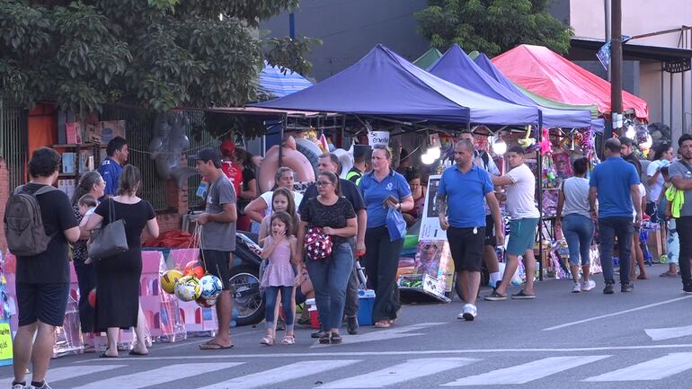 Ya en horas de la tarde una gran cantidad de personas se agolpó sobre la avenida Eusebia Ayala en búsqueda de regalos para el día de los Reyes Magos.