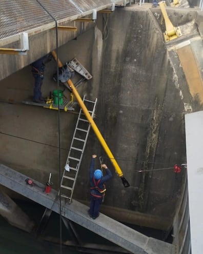 Mantenimiento de compuerta en Yacyretá.