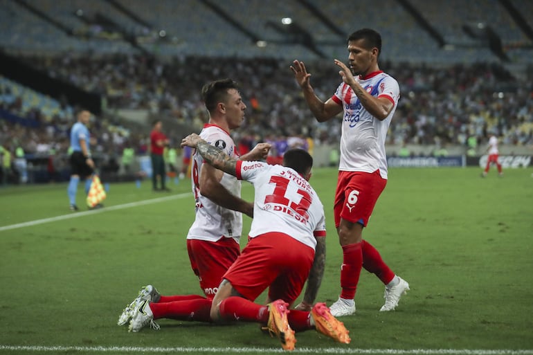 Los jugadores de Cerro Porteño festejan un gol en el partido contra Fluminense por la quinta fecha del Grupo A de la Copa Libertadores 2024 en el estadio Maracaná, en Rio de Janeiro, Brasil.