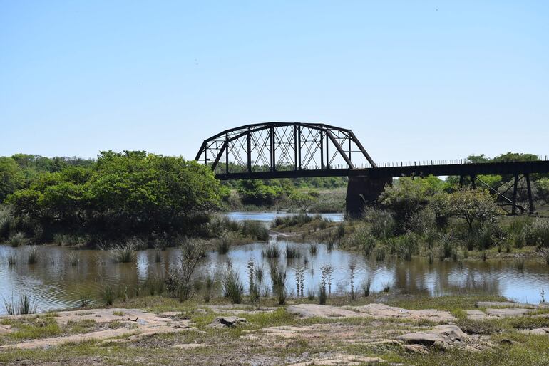 El icónico puente ferroviario ubicado sobre el río Pirapó, en la divisoria de Yuty y Yegros.