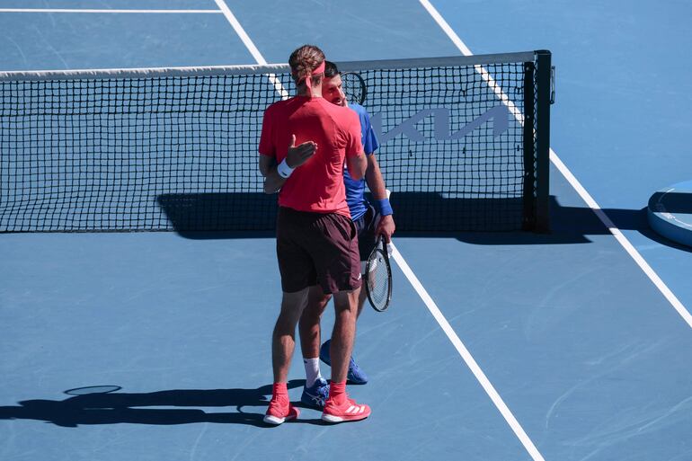 Alexander Zverev saluda a Novak Djokovic tras ganar el primer set y el retiro del serbio.