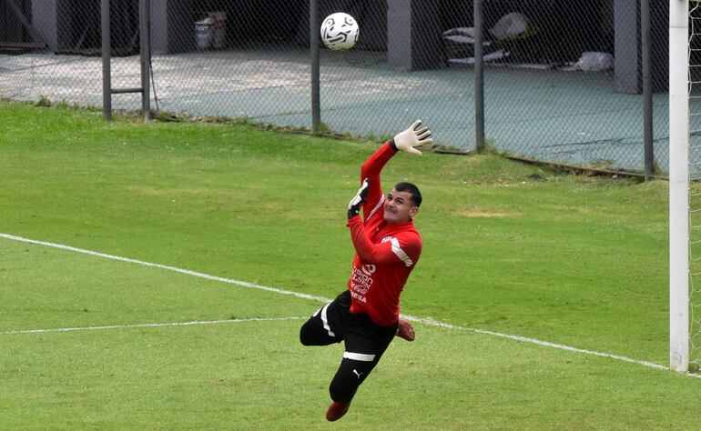 El portero de Paraguay, Santiago Rojas, salta para despejar un balón durante una sesión de entrenamiento en Asunción, el 16 de junio de 2023, antes de su partido amistoso de fútbol de la FIFA contra Nicaragua el próximo 18 de junio.
