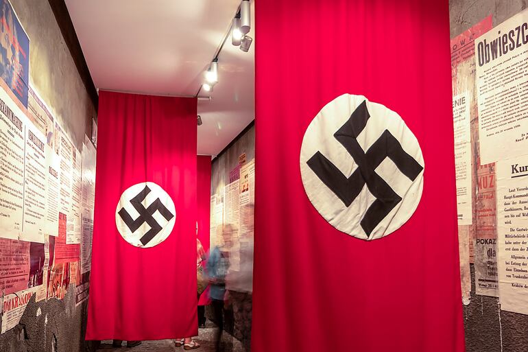 La esvástica nazi en dos banderas colgadas en el museo creado en la fábrica de Oscar Schindler, en Cracovia, Polonia.