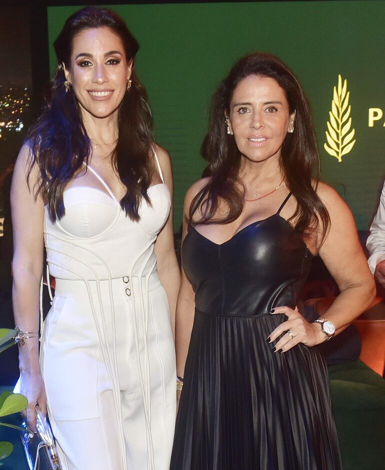 Ana Pesolani y Claudia Castillo.