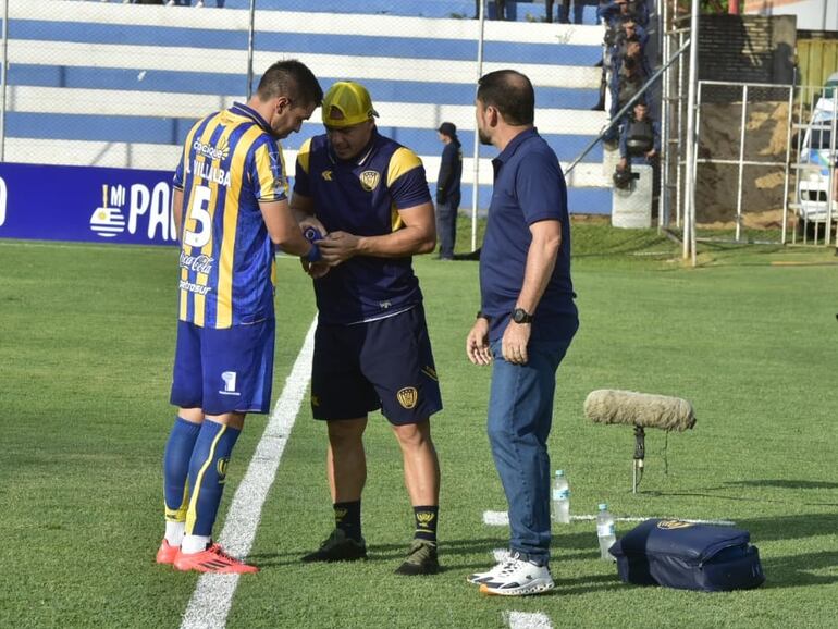 Gustavo Morínigo (d), entrenador de Sportivo Luqueño, en el partido frente a Olimpia por la cuarta fecha del torneo Apertura 2025 del fútbol paraguayo en el estadio Luis Salinas, en Itauguá.