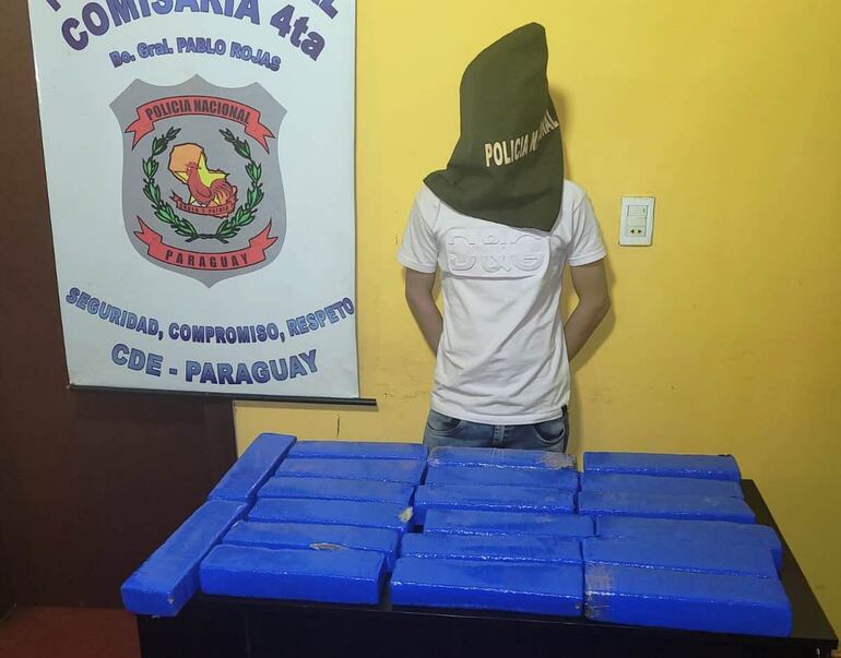 El adolescente aparece junto con las evidencias incautadas en la Comisaría 4ª.