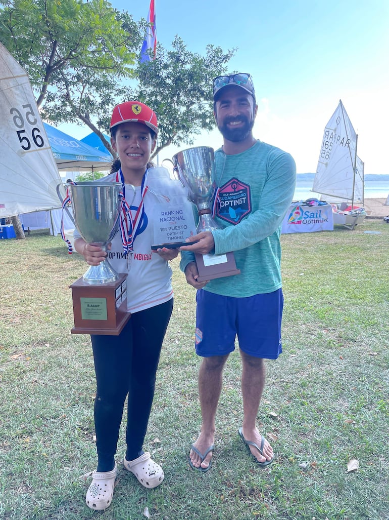 Elisa Núñez, bicampeona nacional de la Clase Optimist junto a su entrenador Guillermo Gómez.