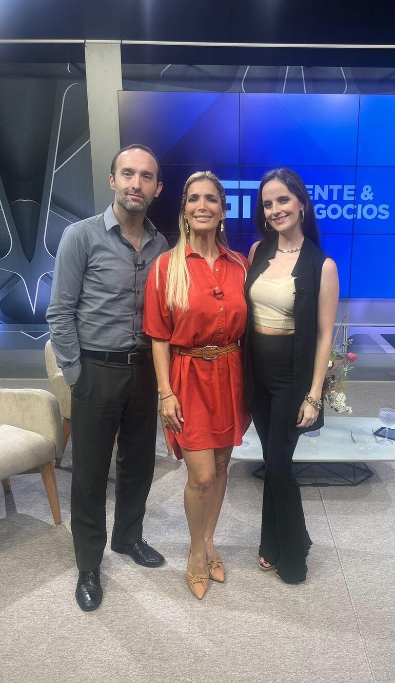 La conductora Male Caballero junto a unos entrevistados, en el estudio de ABC TV. (Gentileza)