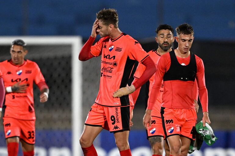 Los jugadores de Nacional sufren luego de concretarse una nueva derrota en Copa Sudamericana.