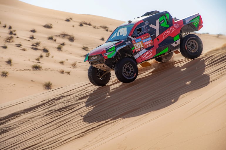 Yazeed Al-Rajhi sigue en la punta de la categoría de los Coches con su Toyota Hilux del equipo Overdrive Racing.