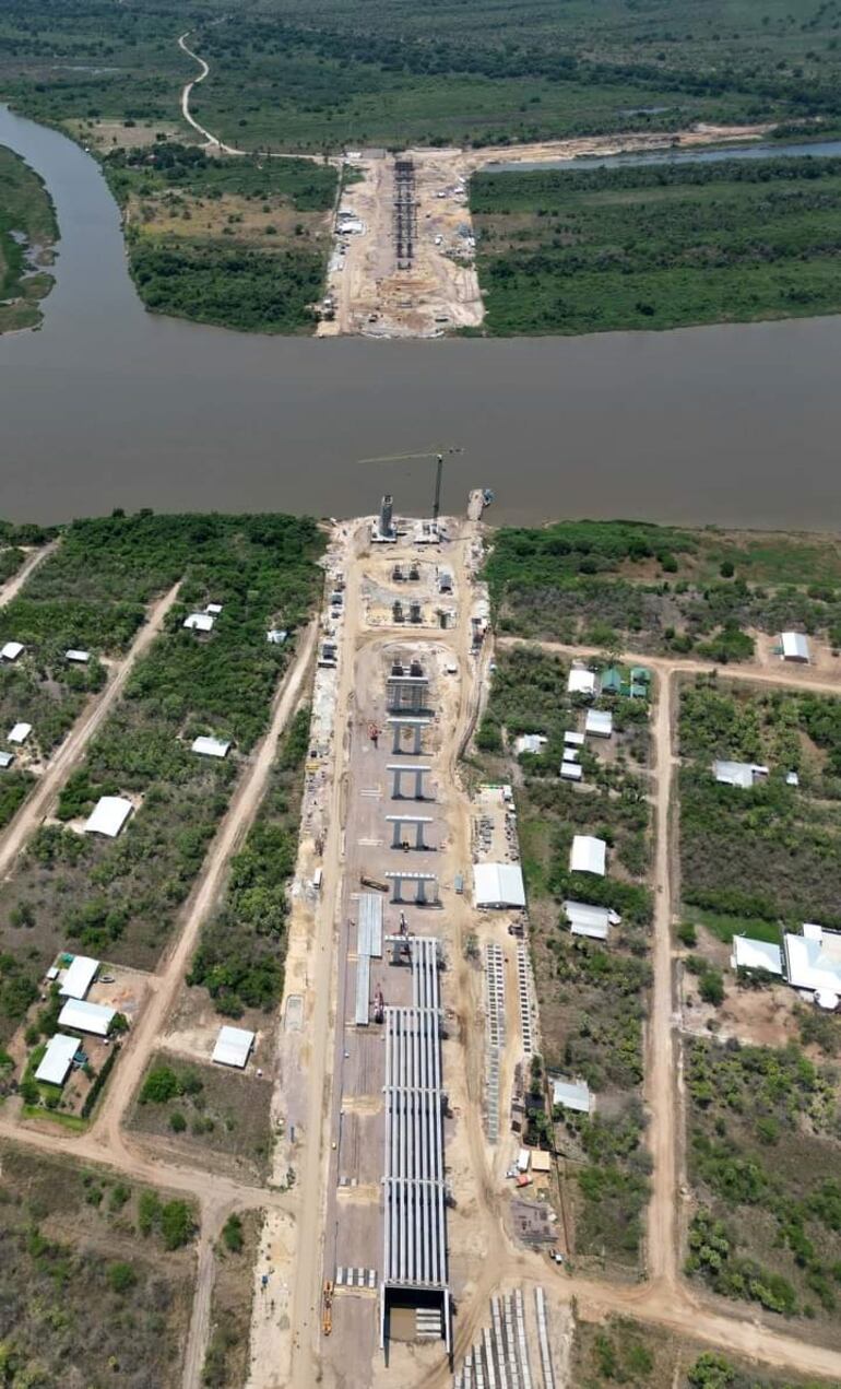 La superestructura del puente comienza a tomar forma.