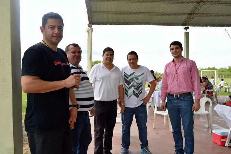 Pedro Alliana (i) y el diputado y futuro director de EBY, Luis Benítez (c) junto a otros en el torneo de fútbol de la Universidad.