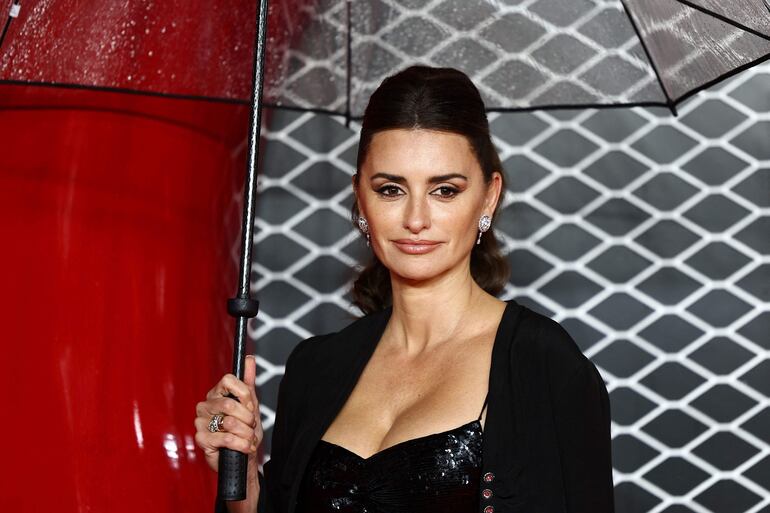 Así de hermosa luce Penélope Cruz a sus 50 años. (HENRY NICHOLLS / AFP)