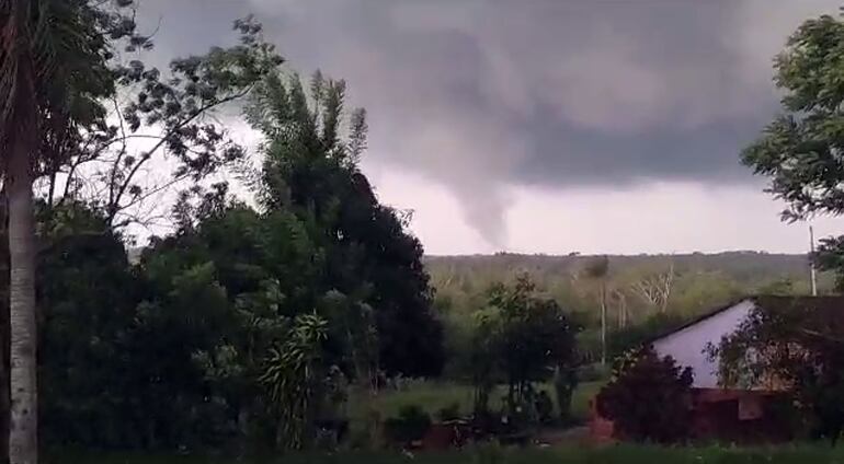 Imágenes captadas del tornado que afectó a Santaní el jueves, captadas desde una población lejana.