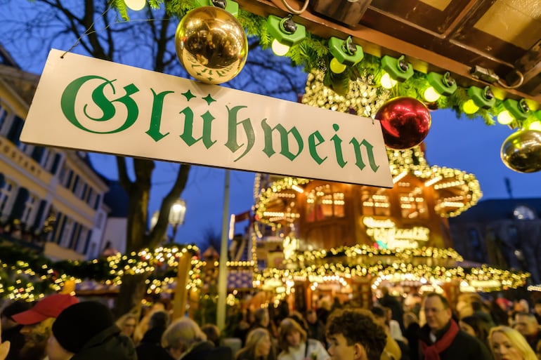 El glühwein es la bebida tradicional de los mercadillos navideños en Alemania.