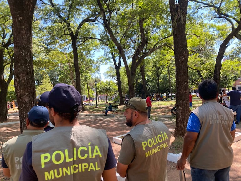 Municipalidad despeja plaza Uruguaya, donde Policía instaló a indígenas