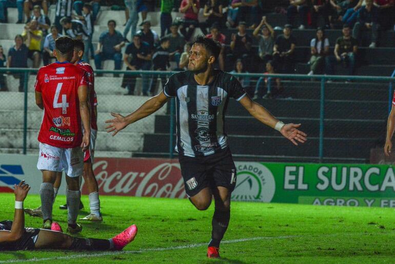 El atacante Éver Cristaldo festeja el segundo gol albinegro en el triunfo de ayer ante Colegiales. (Foto: APF)