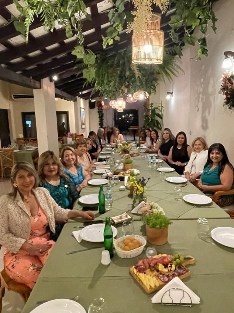 Alicia Pucheta en cena de Asociación de Magistradas del Paraguay.