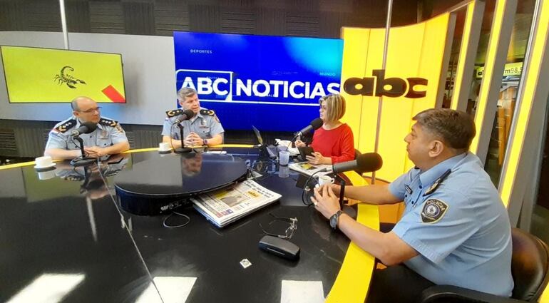 En estudios de ABC Cardinal, los comisarios Carlos Benítez, director de Prevención y Seguridad; Benicio Ramírez, director de Investigación Criminal; Ángel Franco, director de Planificación Estratégica.