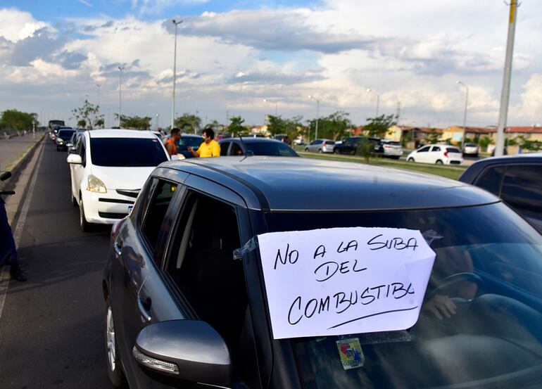 Conductores de servicios de plataformas digitales se movilizaron para repudiar la sostenida suba de precio de los carburantes.