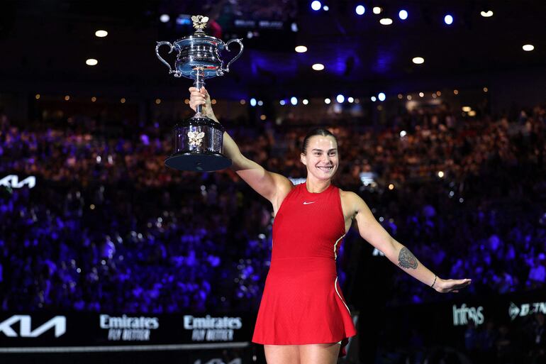 La tenista bielorrusa Aryna Sabalenka celebra la conquista del Abierto de Australia 2024 en el Rod Laver Arena del Melbourne Park, en Melbourne, Australia. 