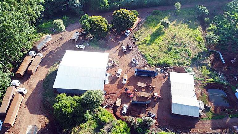 En el predio, en la ribera del lago de Itaipú, se encontraron depósitos, tractocamiones y lanchas para pasar el cigarrillo al Brasil.